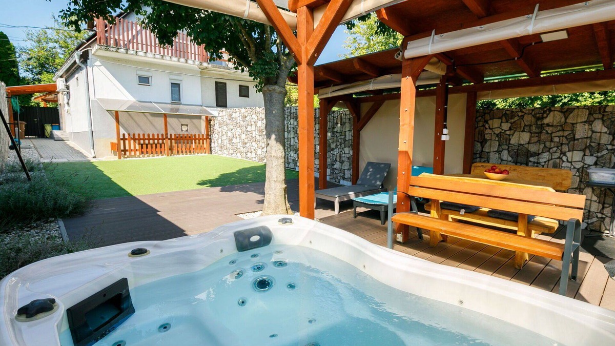 Siofok-Sosto House | Wonderful villa for 4 guests with A/C, hot tub, WIFI, TV, balcony, pets allowed and parking