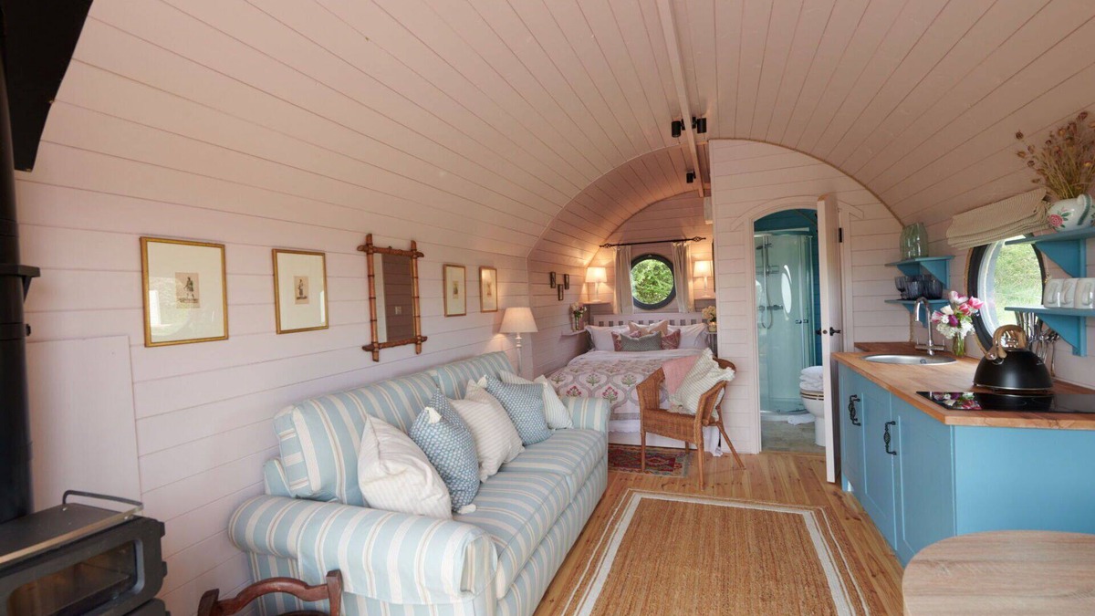Cropredy House | Wonderful villa for 4 guests with hot tub, terrace, pets allowed and parking