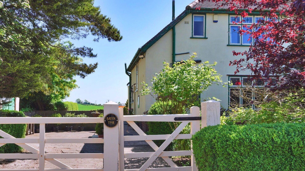 Ault Hucknall House | Wonderful villa for 5 people with WIFI, pets allowed and parking
