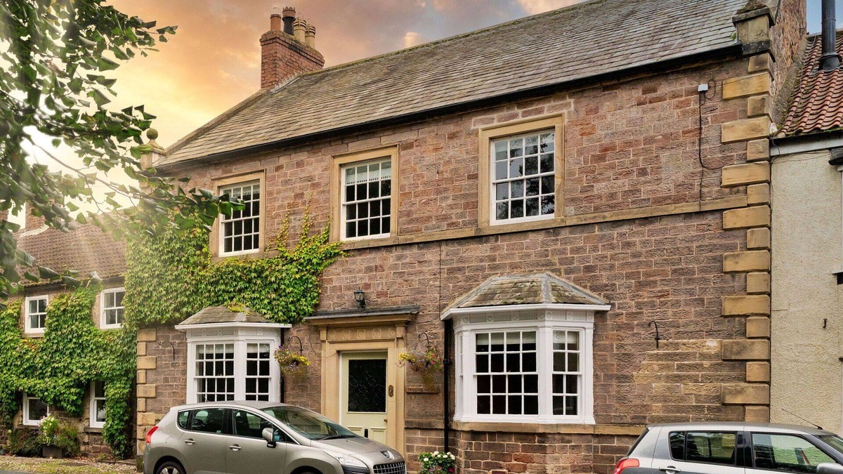 Catterick House | Wonderful villa for 14 guests with hot tub, WIFI, TV and pets allowed
