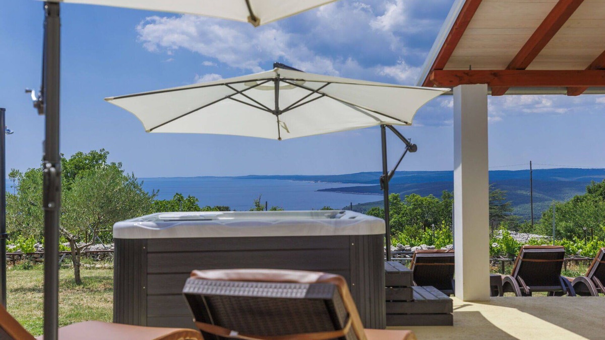 Koromacno House | Wonderful villa for 5 people with hot tub, WIFI, A/C, TV, terrace, pets allowed and parking