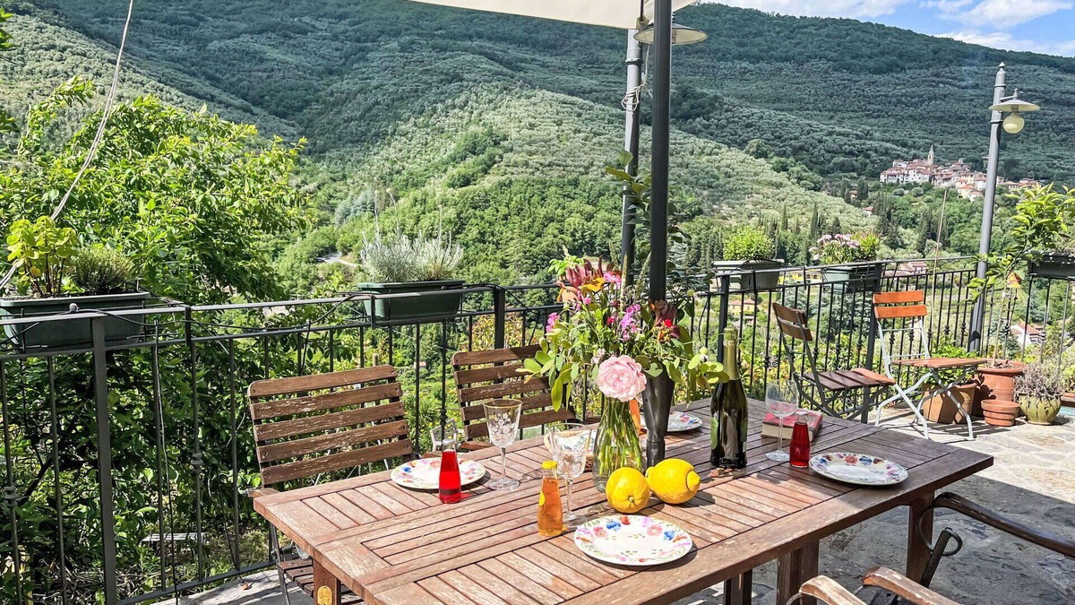 Borgomaro House | Wonderful villa for 6 guests with terrace and parking