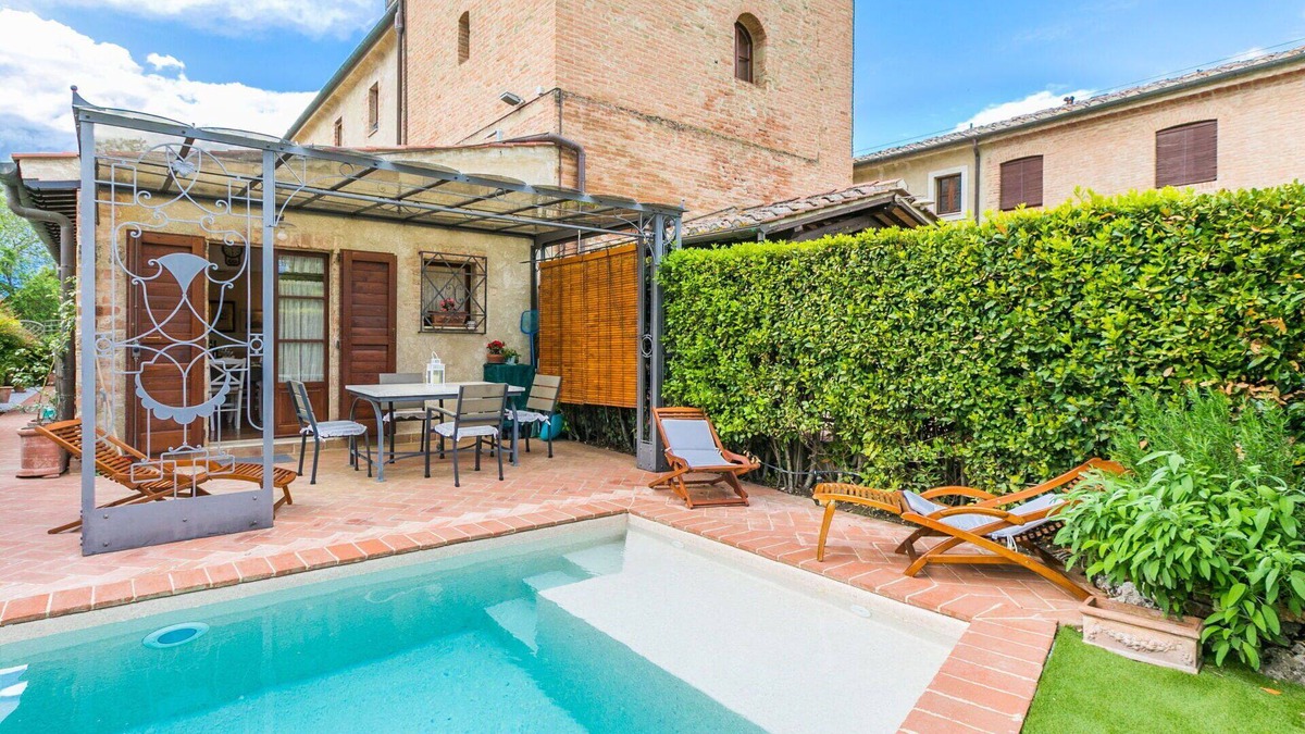 San Gimignano Villa | Wonderful villa for 4 people with hot tub, private pool, WIFI, TV, terrace and parking