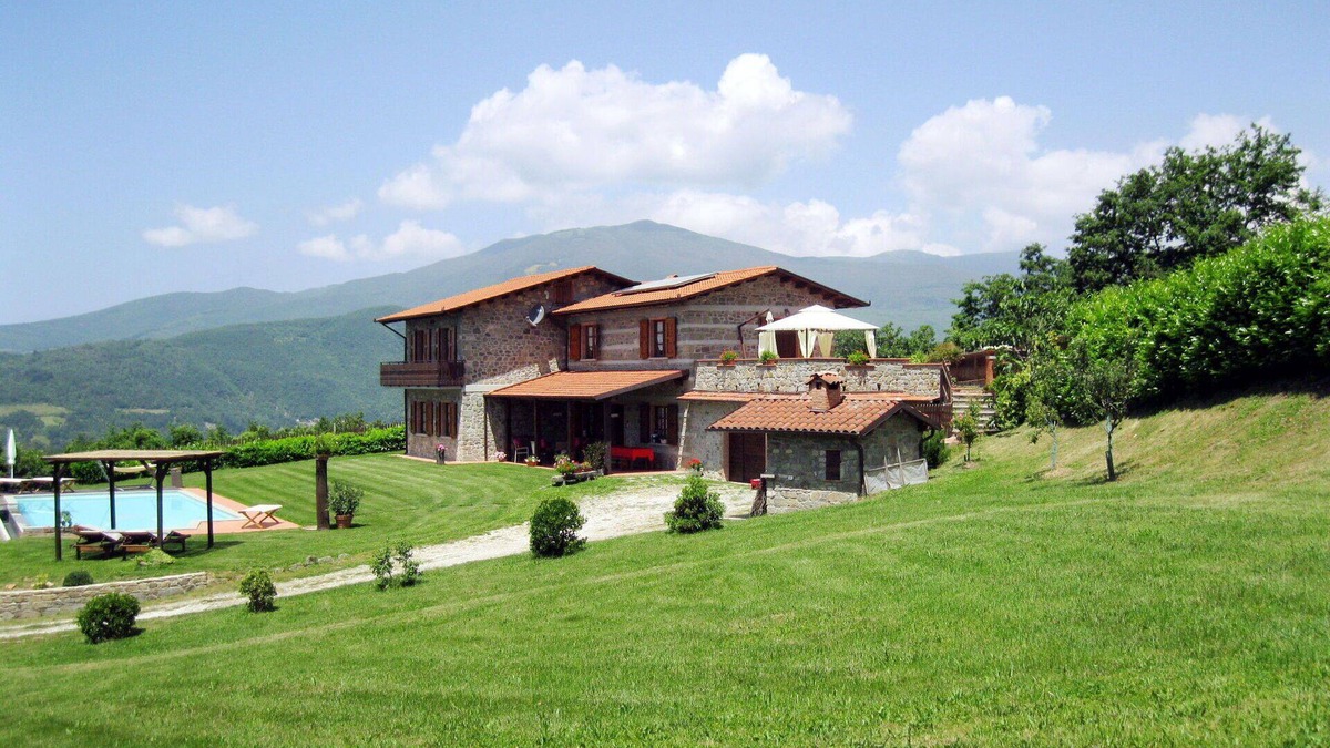 Caprignana Villa | Wonderful villa for 8 people with private pool, WIFI, TV, patio and parking