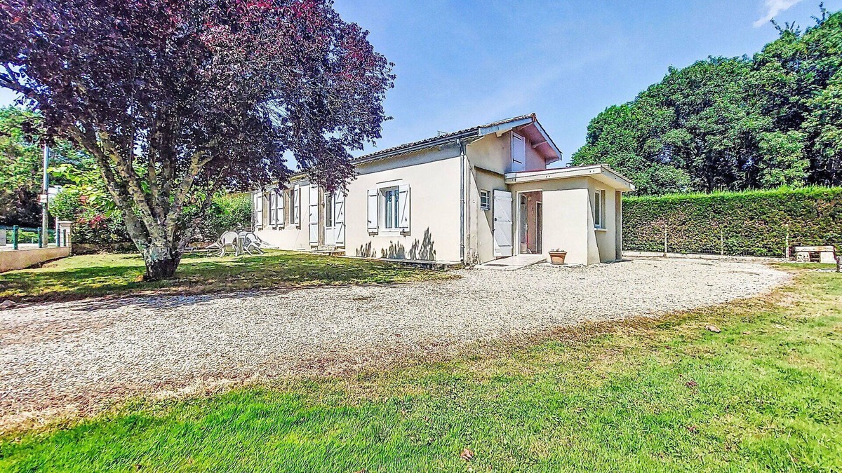 Saint-Christoly-Medoc House | Wonderful villa for 5 people with WIFI, TV, terrace, pets allowed and parking