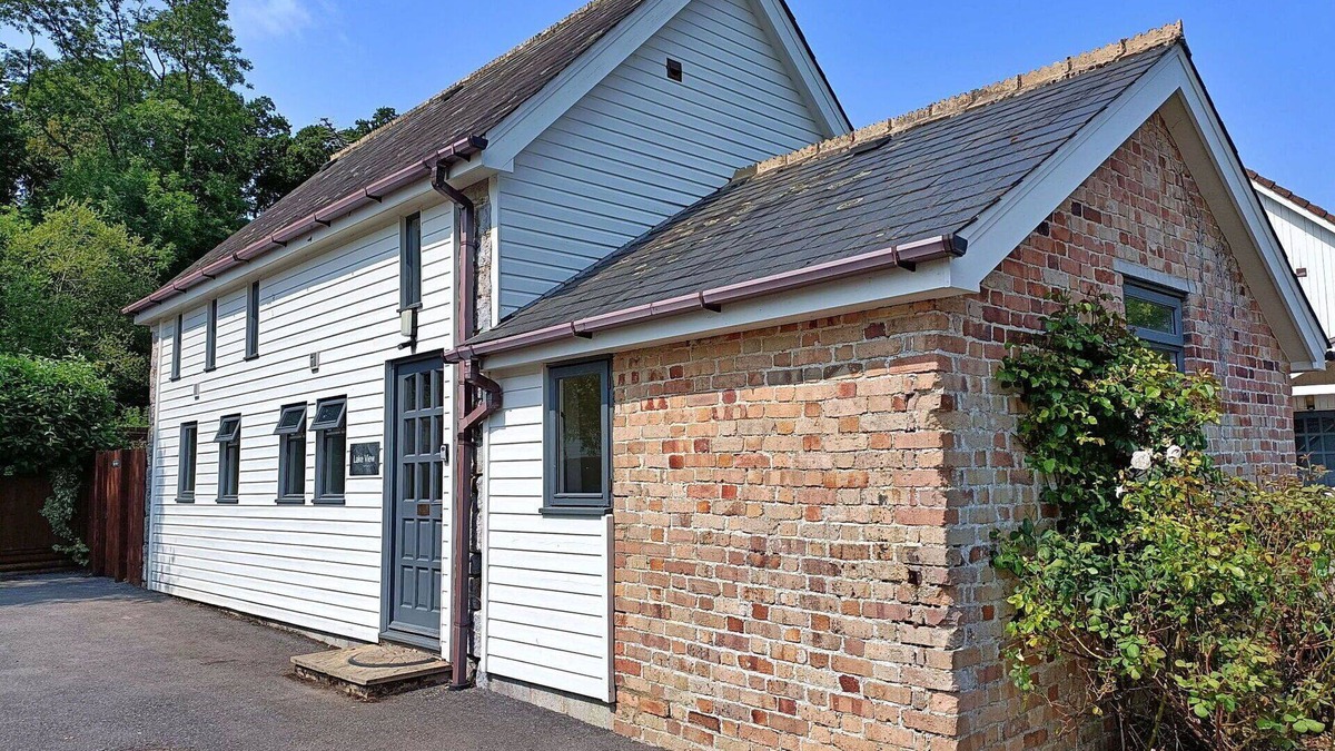Liverton House | Wonderful villa for 6 guests with pool, WIFI, hot tub