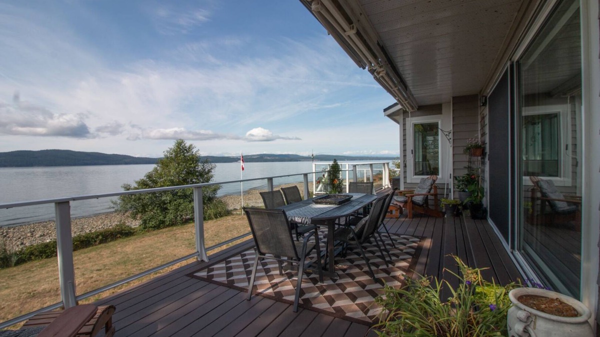 Brew Bay House | Wonderful Waterfront Family Home in Powell River~ Outstanding Views!