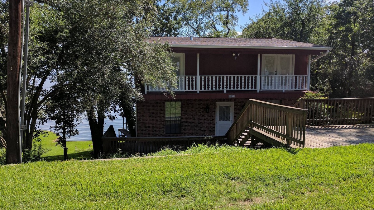 West Livingston House | Wonderful Waterfront Home