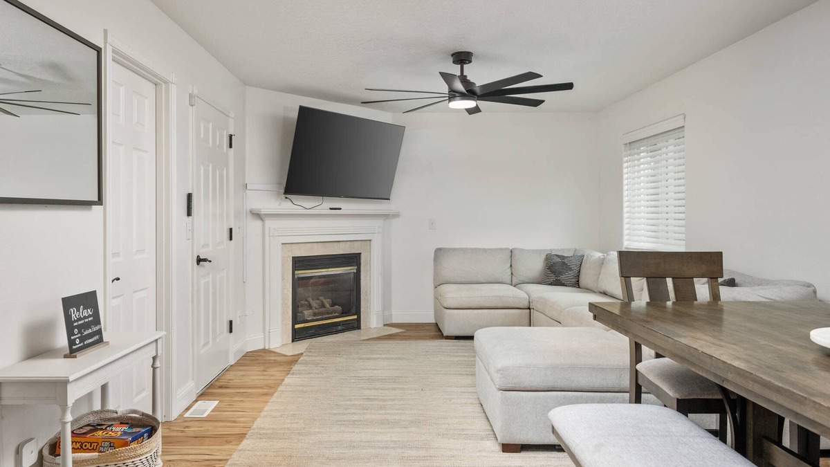 Troutdale House | Wonderfully Updated, Pet Friendly, Open Layout, Pool Table, BBQ, Next to Edgefield Golf and Concerts