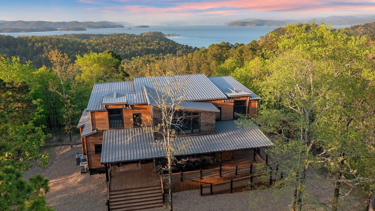 Broken Bow Cabin | Wonderstruck Luxury Cabin🌟Best Lake Views!Hike to River,Hot Tub,Playset,Gameroom