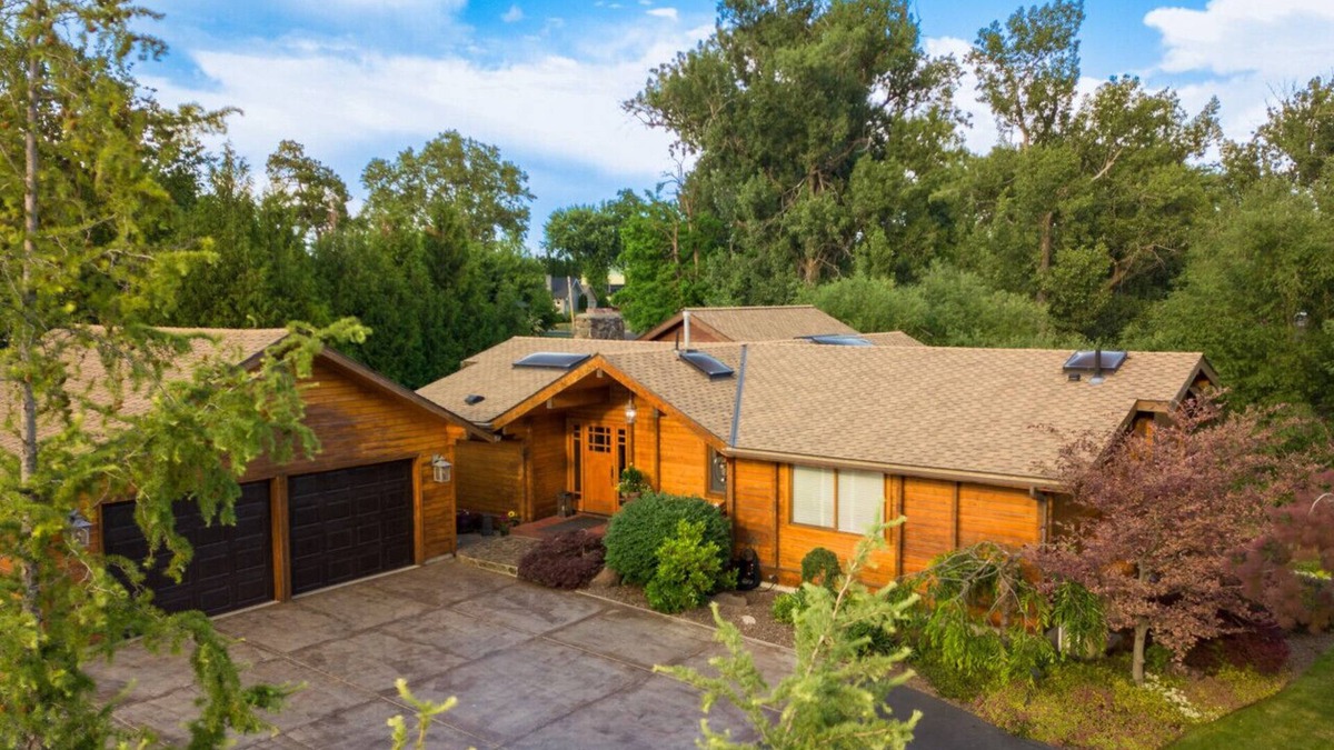 Walla Walla East House | Wood Duck Lodge · Amazing cedar log home with private lake