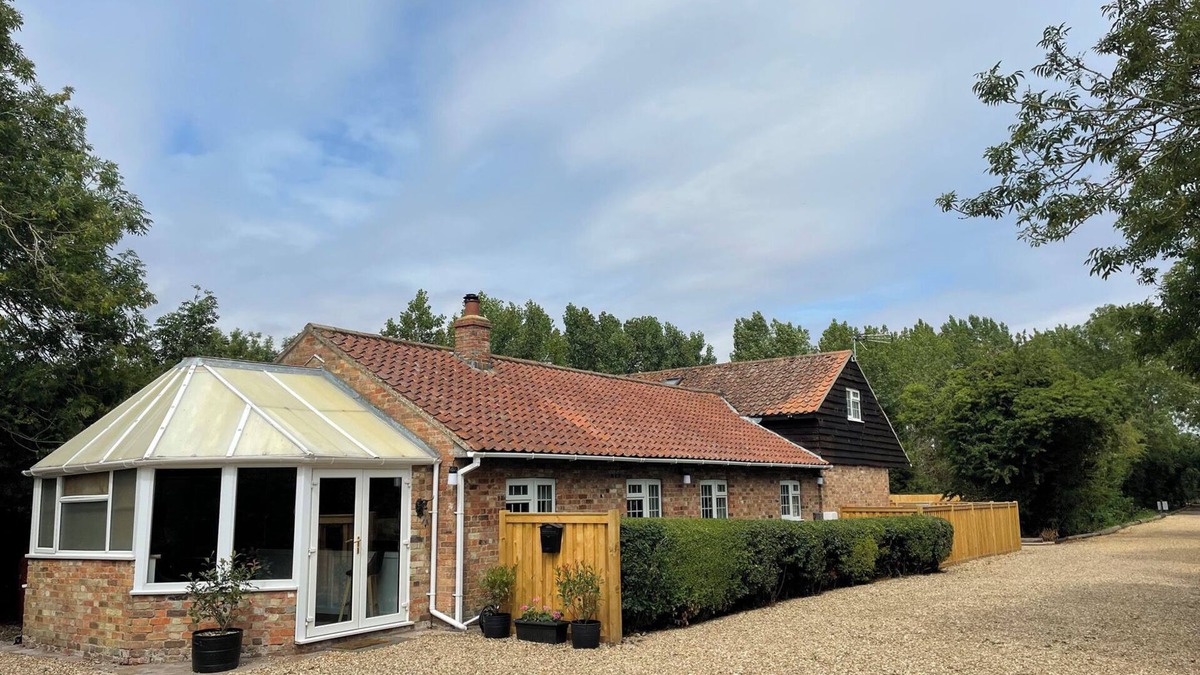 Boston House | WOOD FARM COTTAGE, pet friendly, with hot tub in East Kirkby