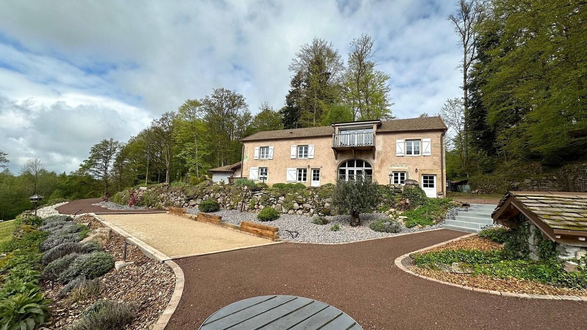 La Lanterne-et-les-Armonts Cottage | Woodland Cottage: Comfort in Nature, near the Thousand Lakes Plateau
