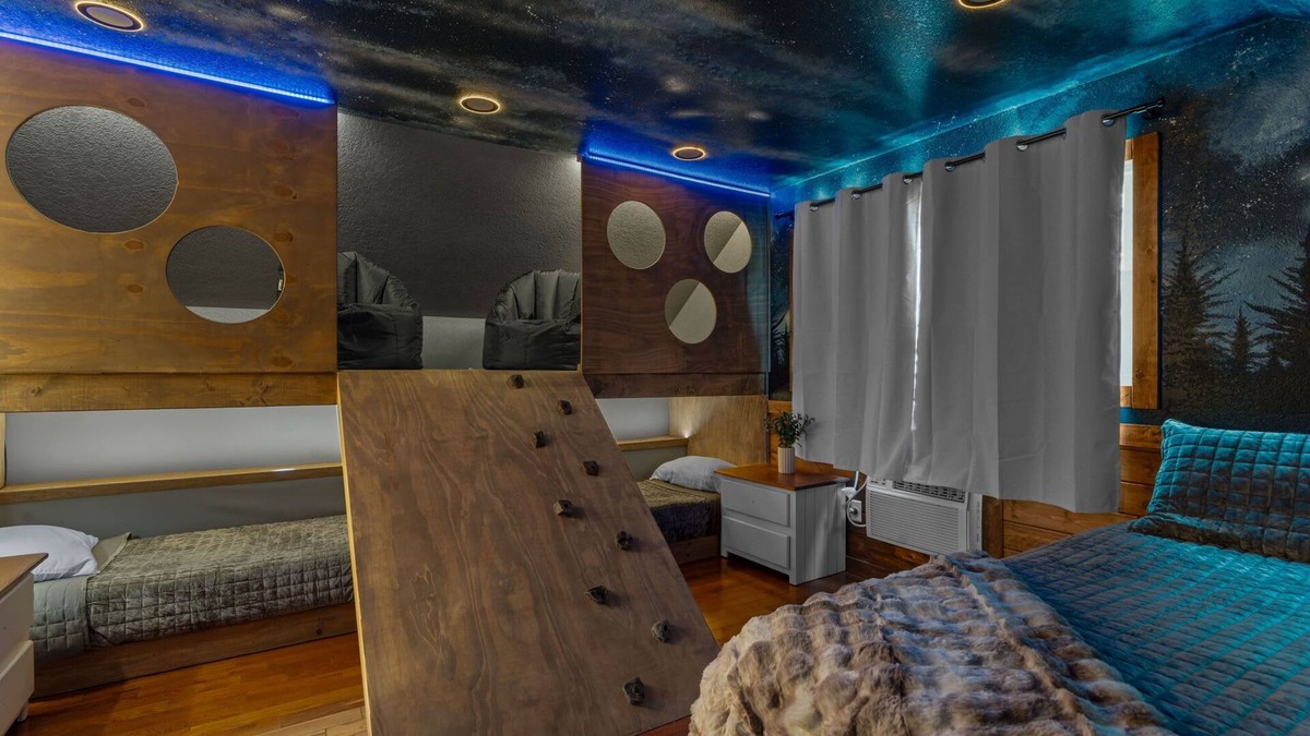 South Pittsburg Cabin | Wood Haven Cabin with a hot tub, fire pit, & indoor pool!