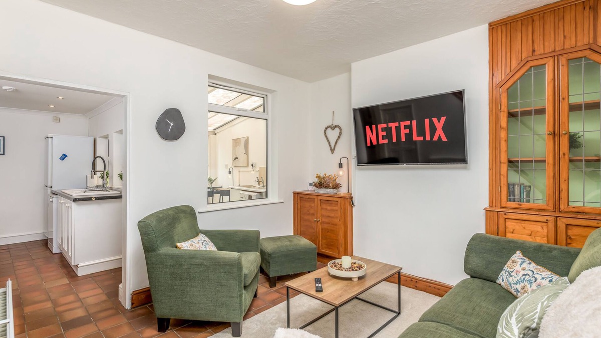 Kettering Apartment | Wood House - 5 Beds Suitable for Contractors