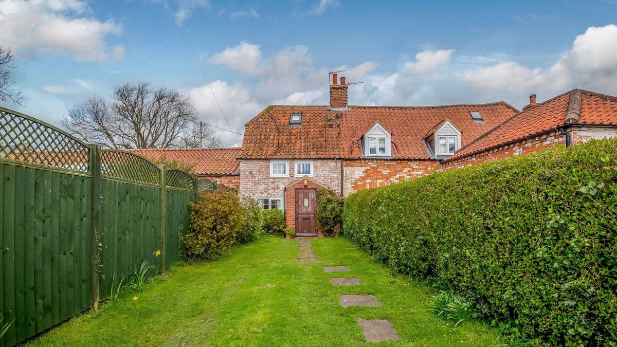 Market Rasen Cottage | WOODBINE COTTAGE, pet friendly, with open fire in West Torrington