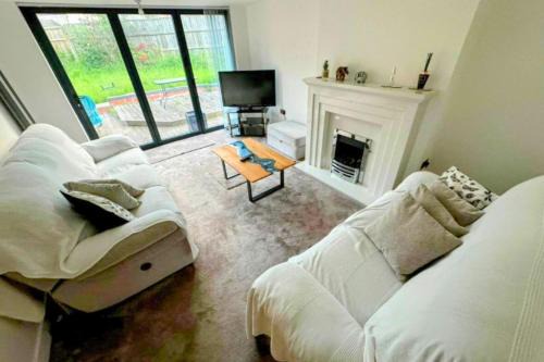 Bilston House | Woodcote House, 4 large bedrooms, close to WV1, JLR, M54