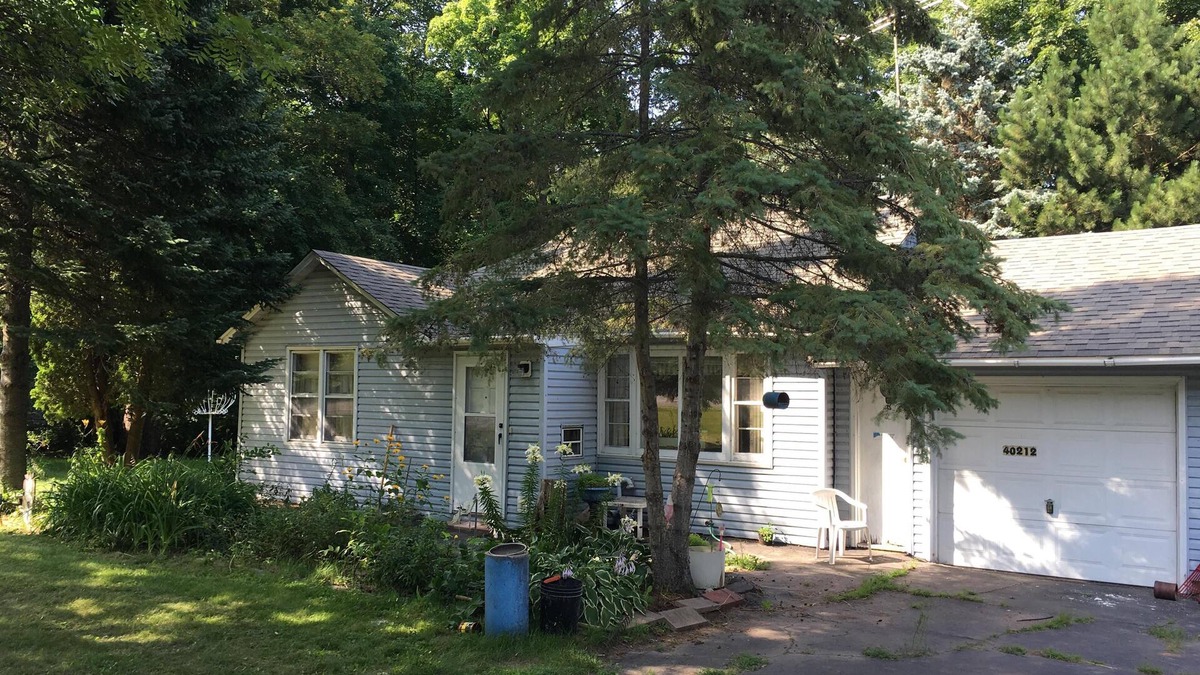 Onamia House | Wooded back yard with porch Randys rentals