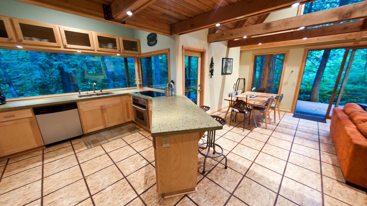 Rhododendron Cabin | Wooded Cabin Near Sandy River, Hot Tub and 10 Miles from Ski Resorts