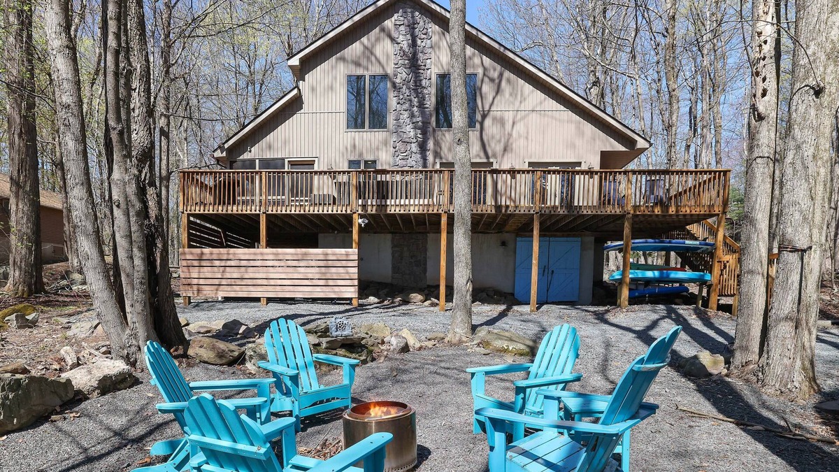Locust Lake Village Ski Chalet | Wooded Lakeside adventure, walk to dock, 4 kid kayaks, screened porch, ping pong
