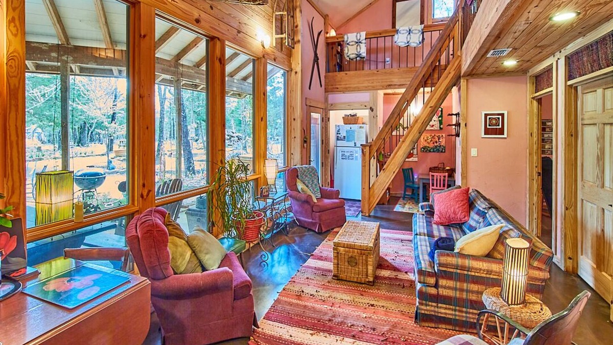 Van Zandt County House | Wooded LODGE, Sleeps 9, Pet Friendly, Accessible
