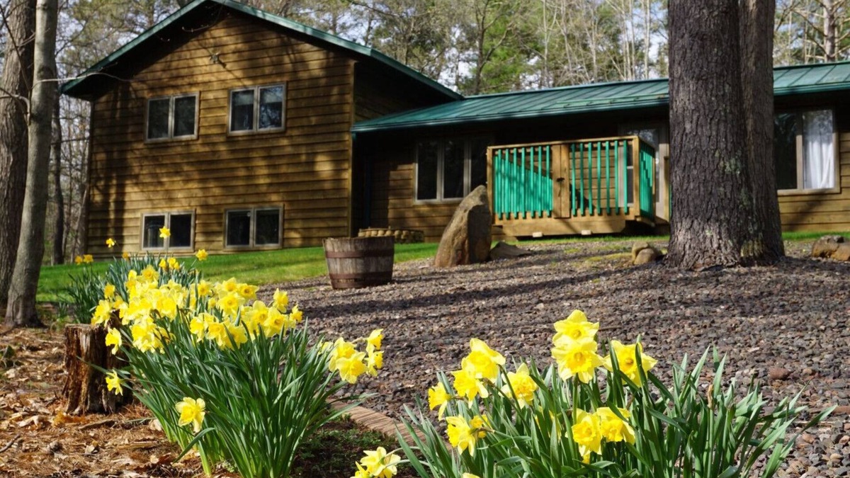 Danbury House | Wooded lot Private Cabin with 5br and 5 King Beds on the trails!
