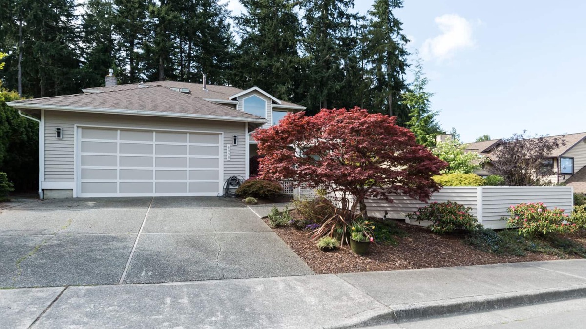 Lynnwood Apartment | Wooded OasisnA Modern & Cosy MIL Suite with a Private Hot Tub & Pool.