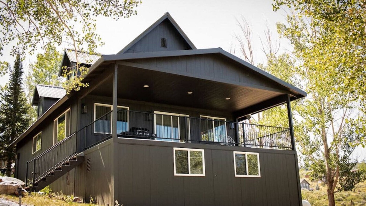 Sweetwater Cabin | Wooded Yard! Ideal Beach Access! Great View of Bear Lake!