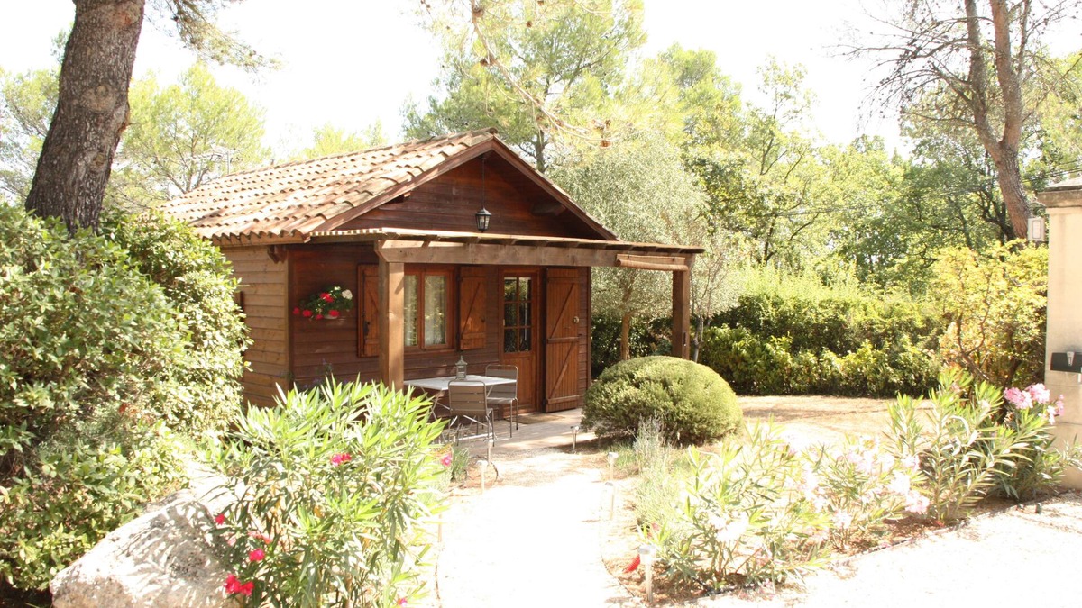 Le Puy-Sainte-Reparade Ski Chalet | Wooden chalet in the middle of the pines