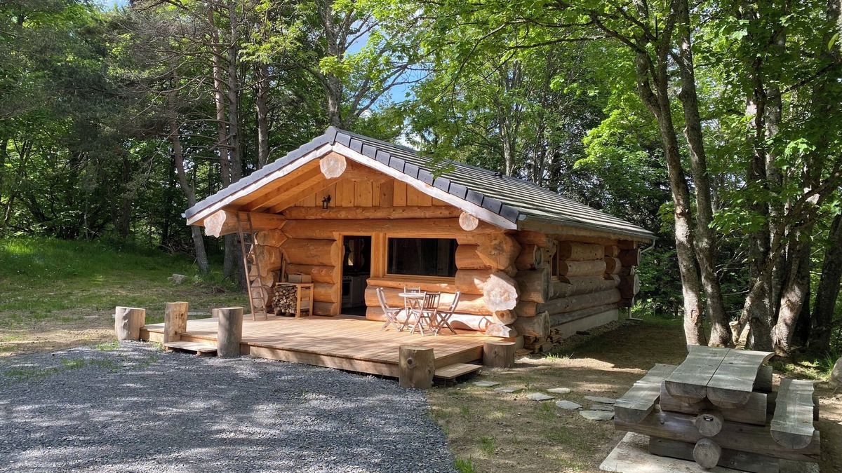 Le Chambon-sur-Lignon Ski Chalet | Wooden chalet with all comforts in a forest setting 2 km from the village by footpath.