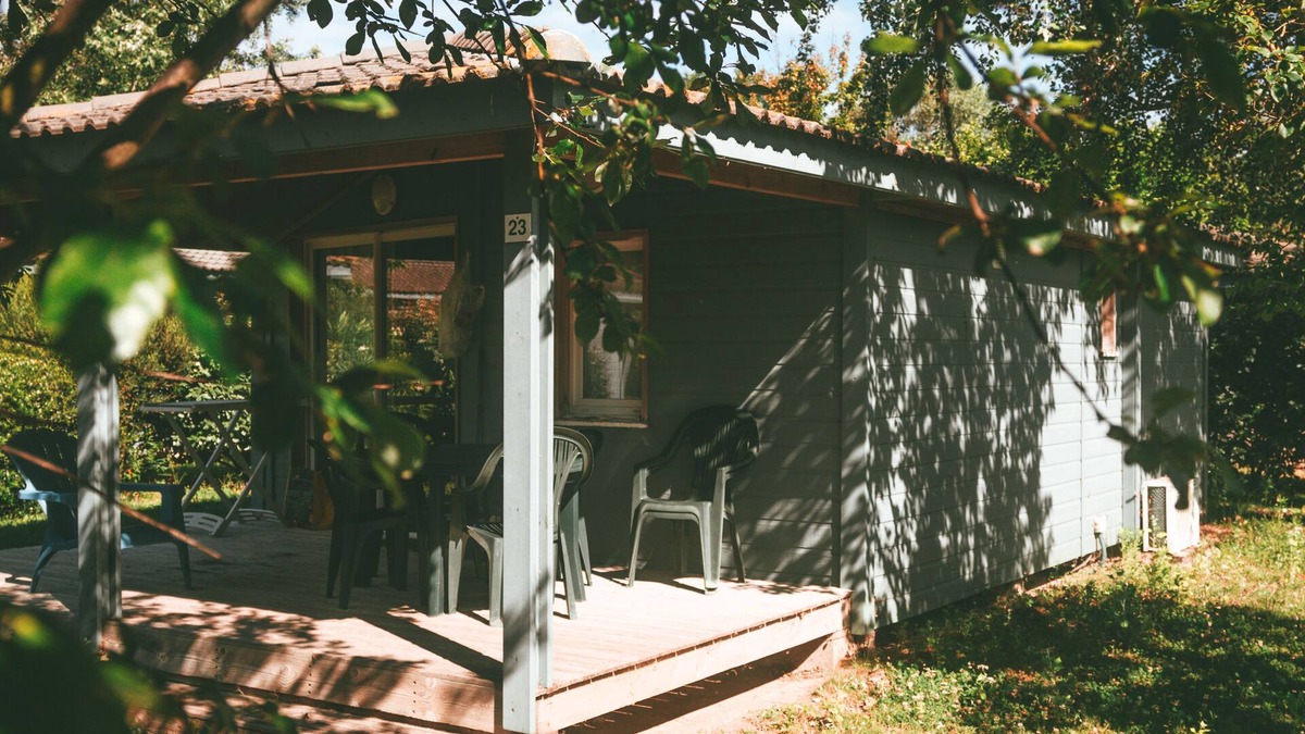 Saint-Denis-d'Oleron Ski Chalet | Wooden chalet with terrace, heated indoor pool 300m from the ocean