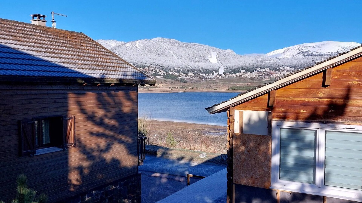 Matemale Ski Chalet | WOODEN CHALET FACING THE LAKE