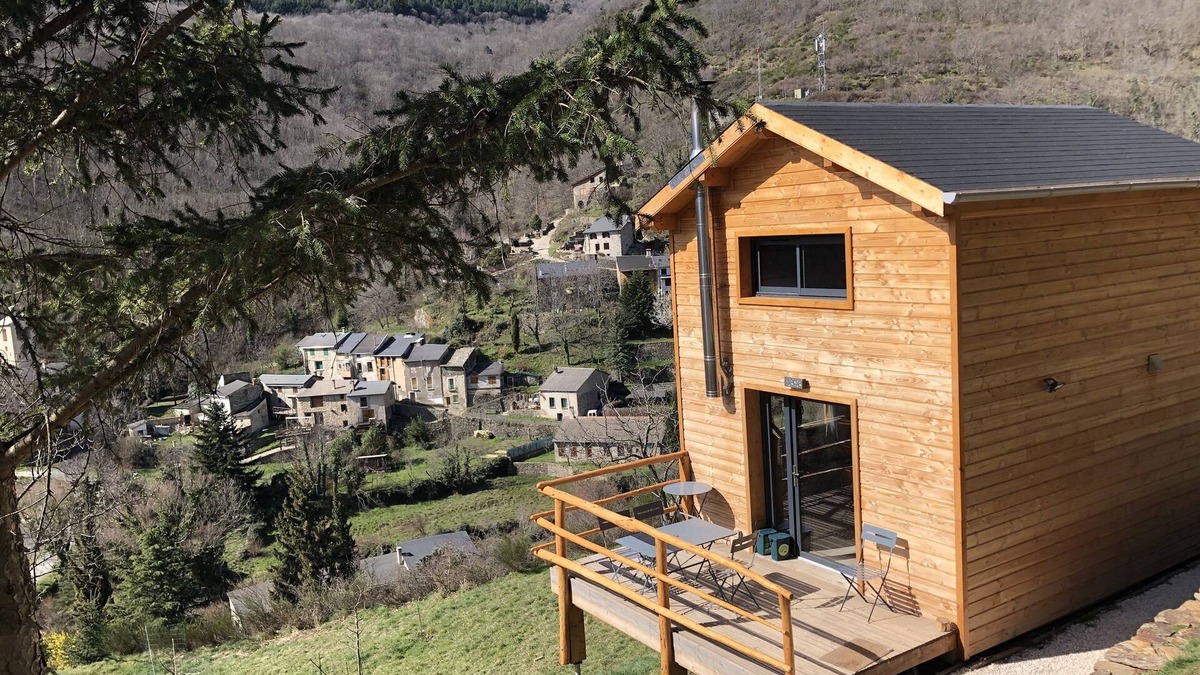 Urbanya Ski Chalet | Wooden CHALET on stilts in the middle of the MOUNTAIN 2 TO 4 PEOPLE