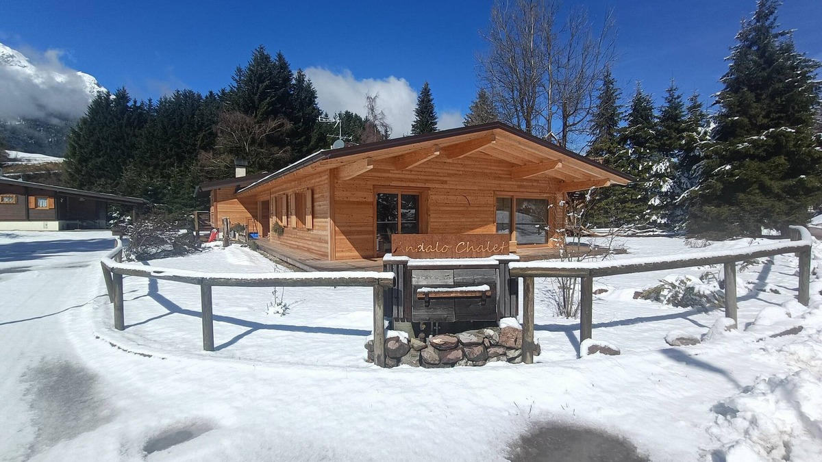 Andalo Ski Chalet | Wooden chalet surrounded by greenery