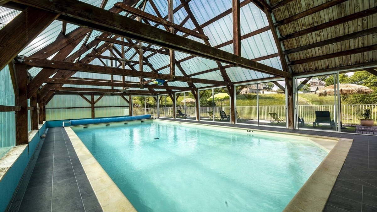 Montgreleix Ski Chalet | Wooden chalet with pool