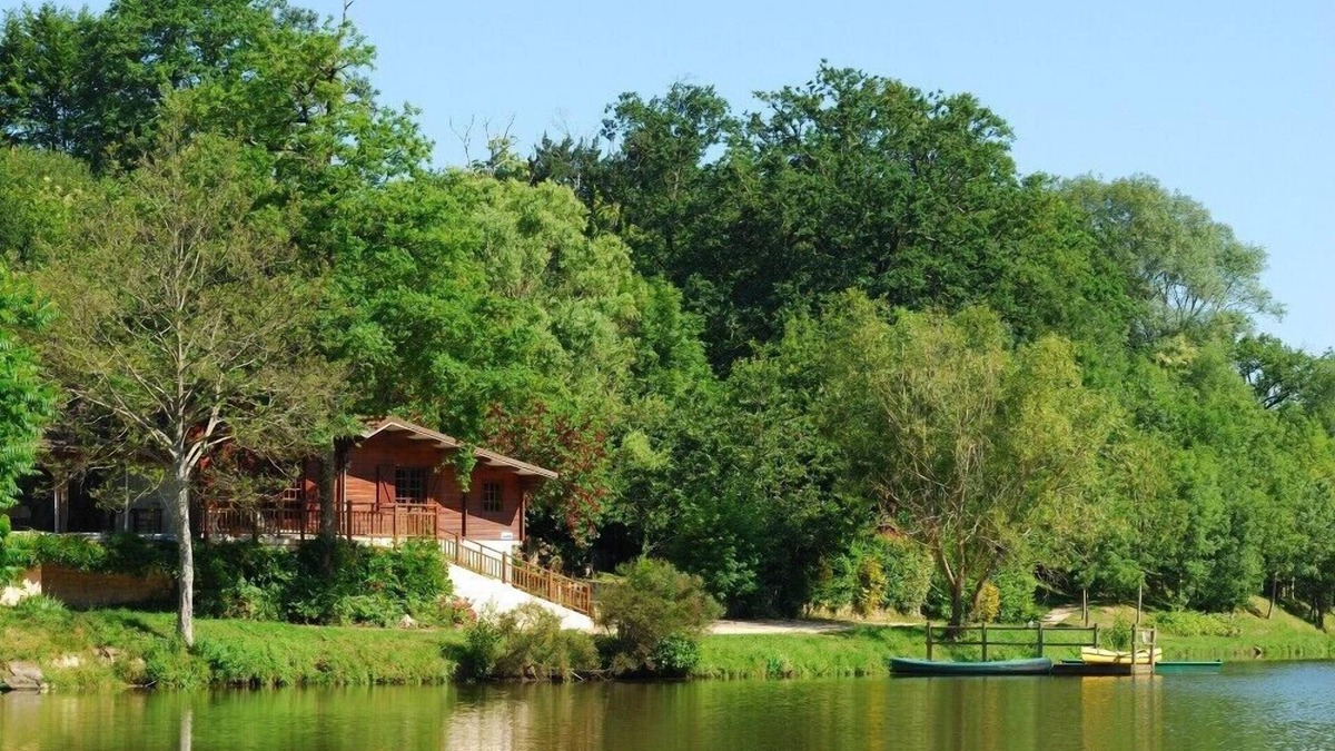 Les Lucs-sur-Boulogne Ski Chalet | Wooden cottage on the water