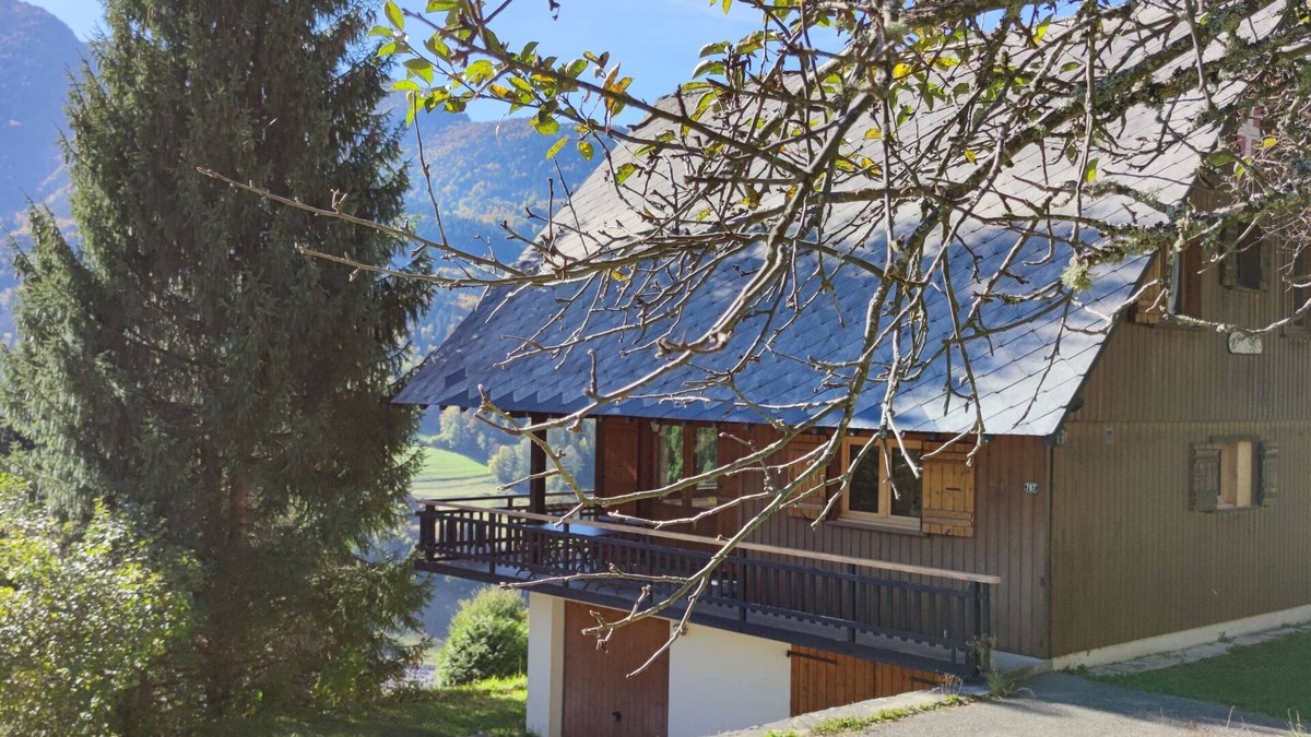 Saint-Pierre-d'Entremont Ski Chalet | Wooden chalet in Chartreuse near Cirque de St Même