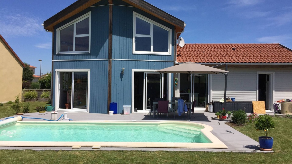 Perignat-sur-Allier House | Wooden house with swimming pool