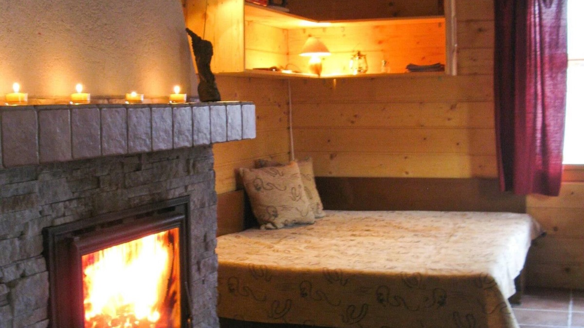 Dubrava Cottage | Wooden log cabin in traditional style