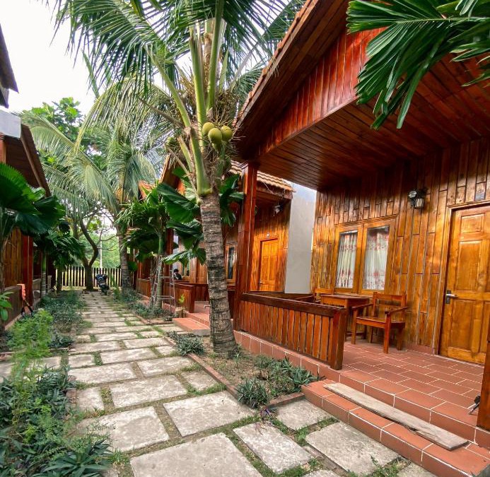 Ong Lang Ski Chalet | Wooden style bungalow have kitchen