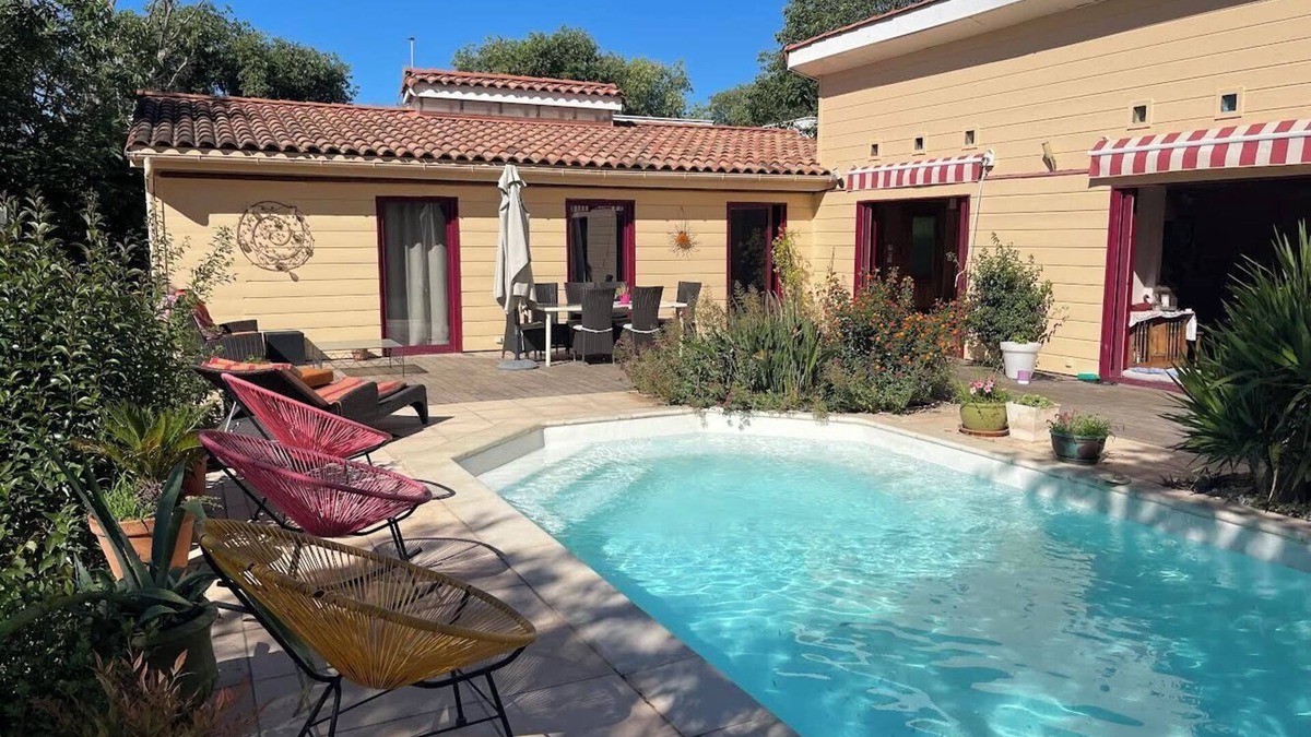Aiguelongue House | Wooden villa with pool and garden in Montpellier near streetcar and shops