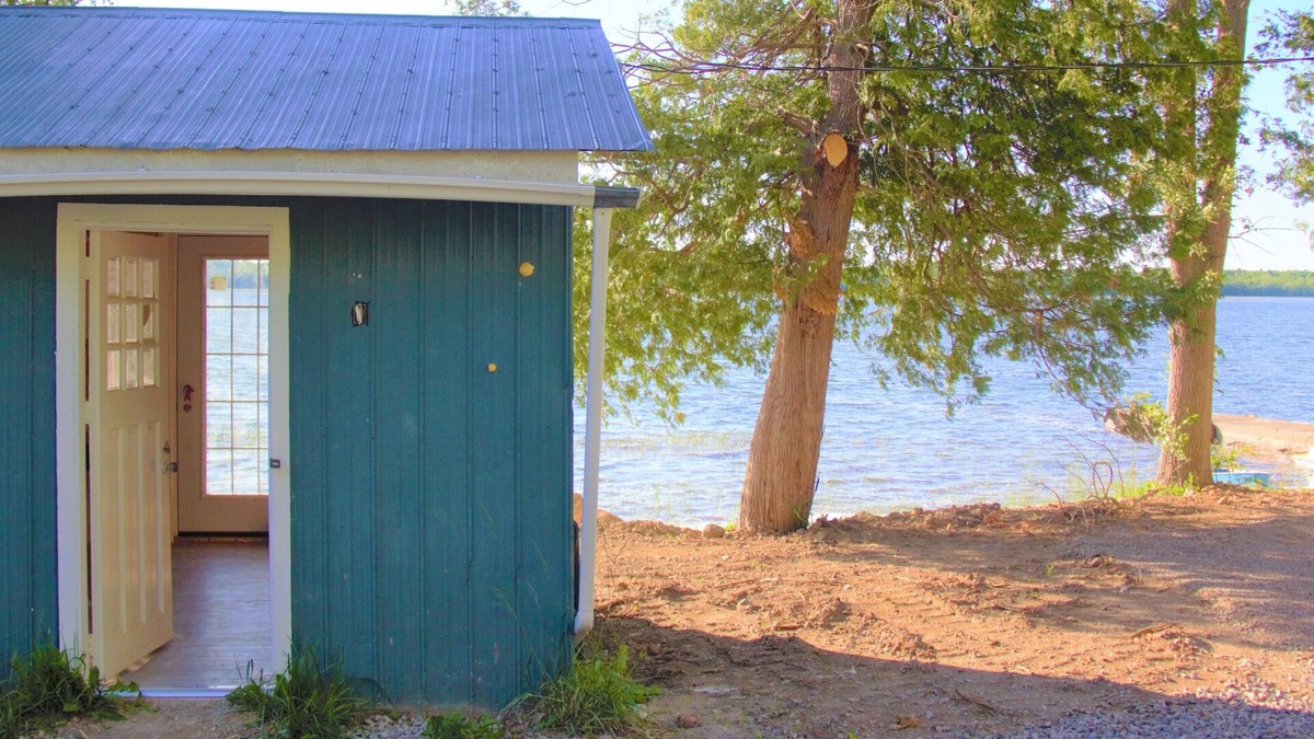 South Bruce Peninsula Cabin | Woodfire Lake Cabin, Sky Lake Retreat. Sleep 2 People