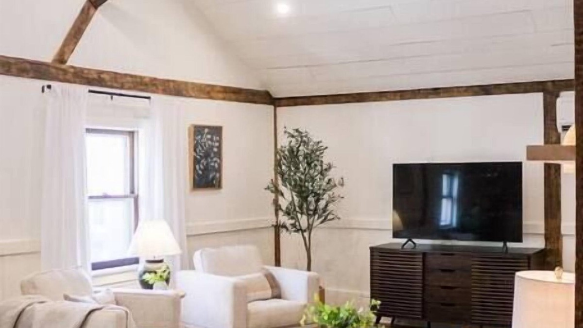 Myerstown House | Woodhaven Hideaway: Cozy, luxe retreat; soaking tub