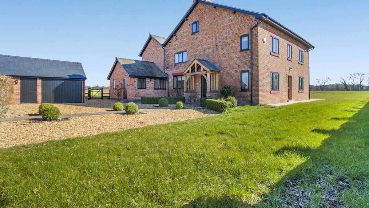 Malpas House | Woodhouse Grange - Five Bedroom House, Sleeps 10