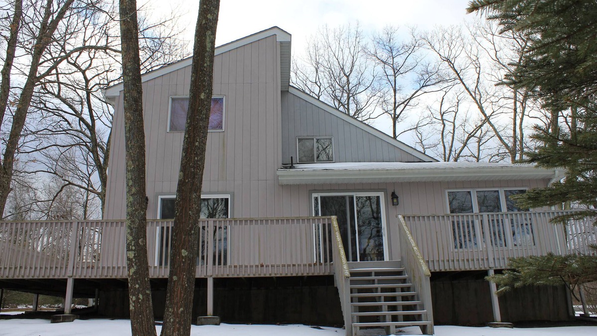 Hawley House | Woodland Blue Chalet Retreat