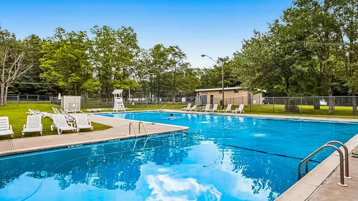 Albrightsville House | Woodland cabin in gated community with firepit, pools, tennis & lake beach