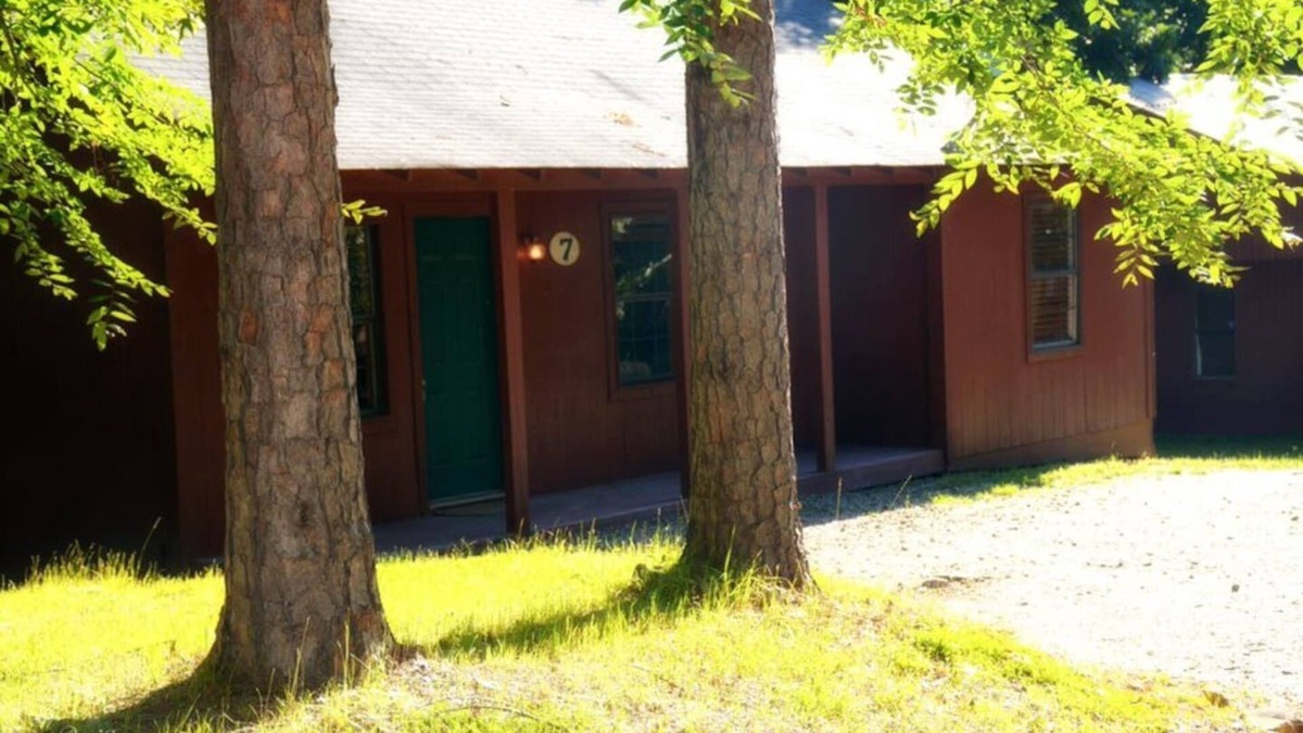 Octavia Cottage | Woodland Cabin near Boat Ramp