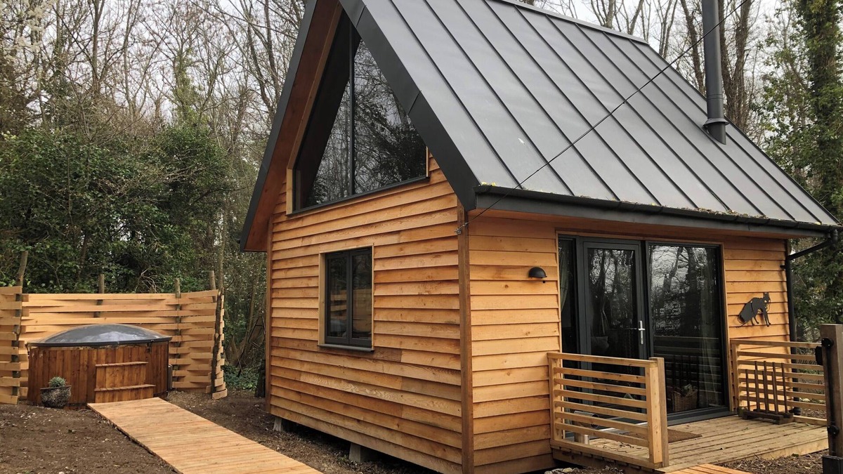 Alfriston Cabin | Woodland Cabin Retreat in Alfriston - hot tub