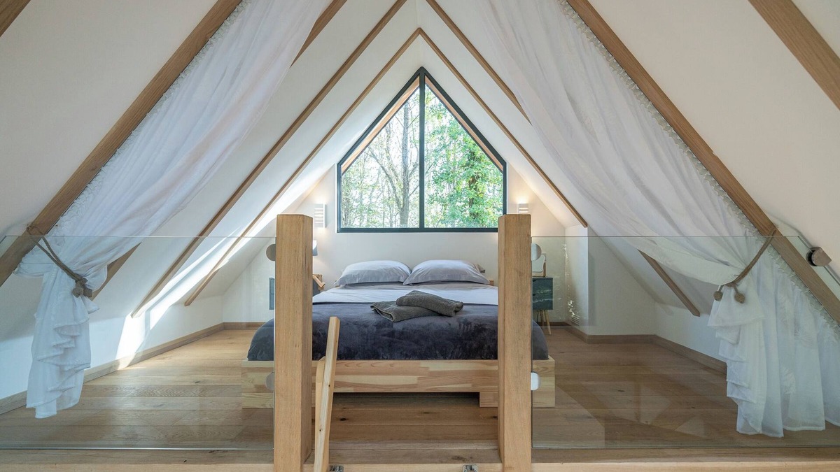 Alfriston Cabin | Woodland Cabin Retreat in Alfriston - hot tub