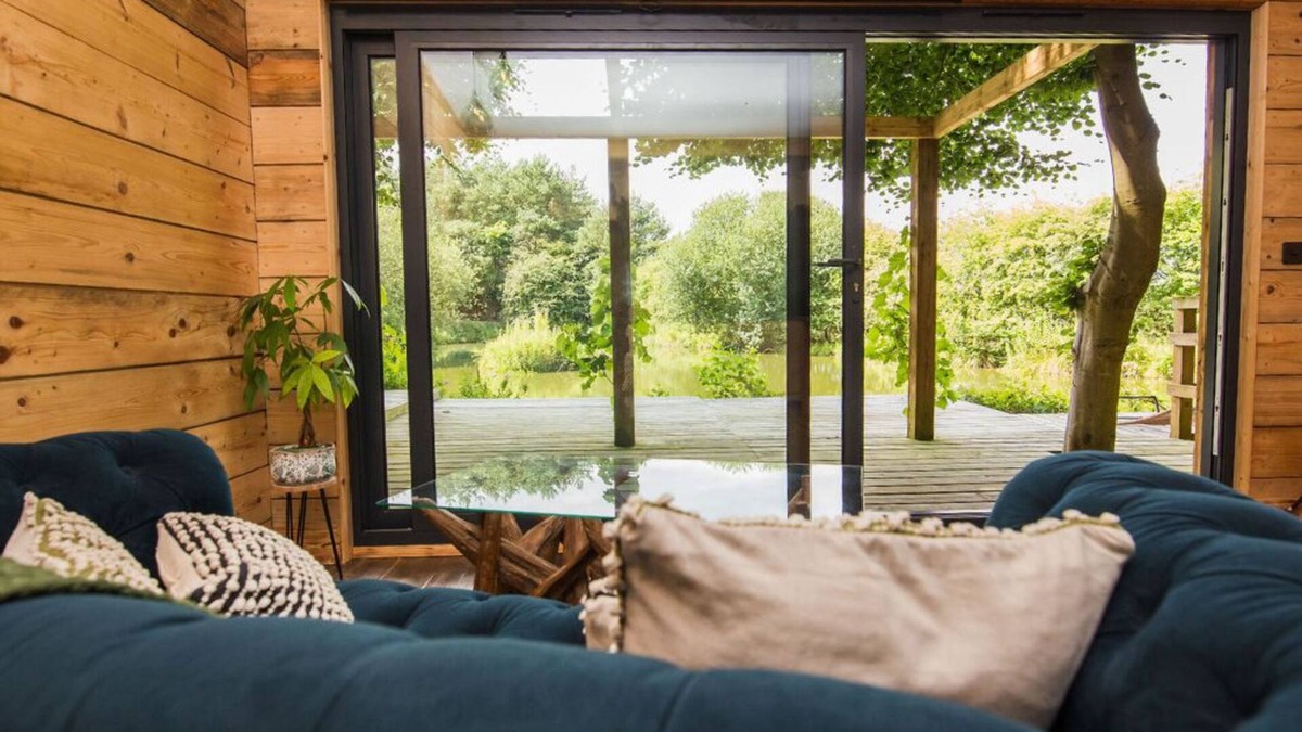 Burythorpe Cabin | Woodland cabin with private lake, sauna + fire pit